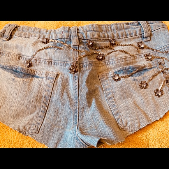 Denim shorts. - Picture 5 of 5
